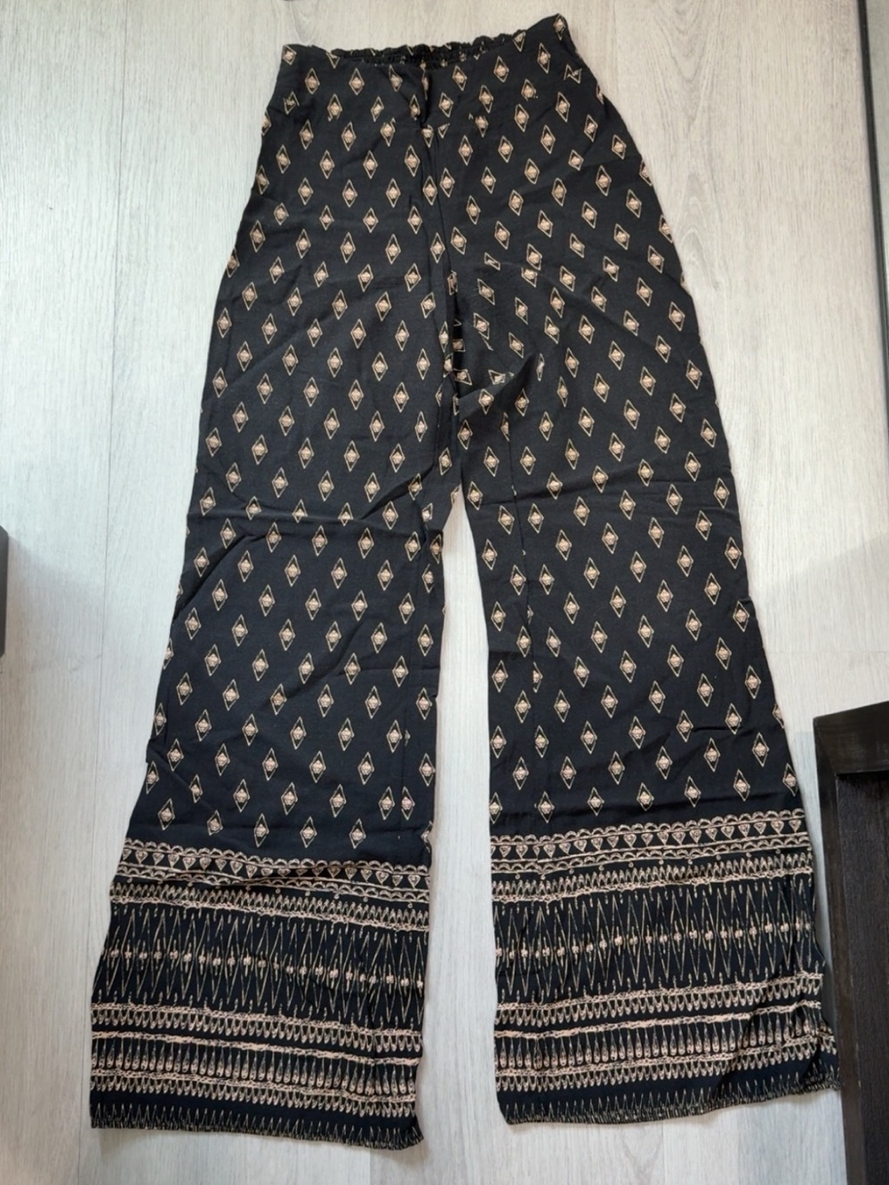Mudd Black Wide-Leg Pants with Tan Geometric Print